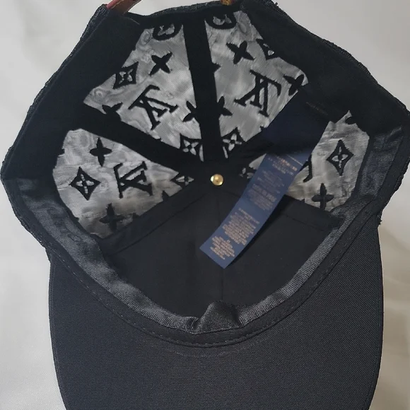 Louis Vuitton Elegant Black Cap - Picture 5 of 6